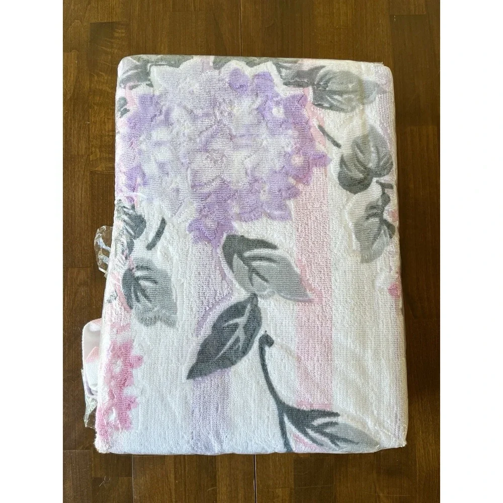 Vtg 1980s BATH SHEET Floral Purple Made in Shanghai Swan Brand *READ DESC*